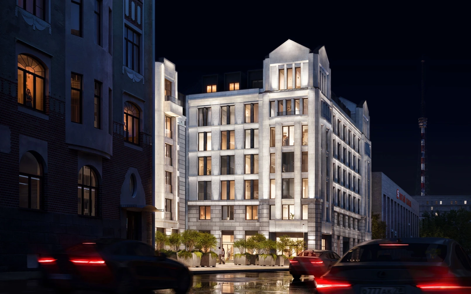 Ночной вид жилого комплекса с эффектной подсветкой, современная архитектура на фоне исторических зданий с теплым освещением